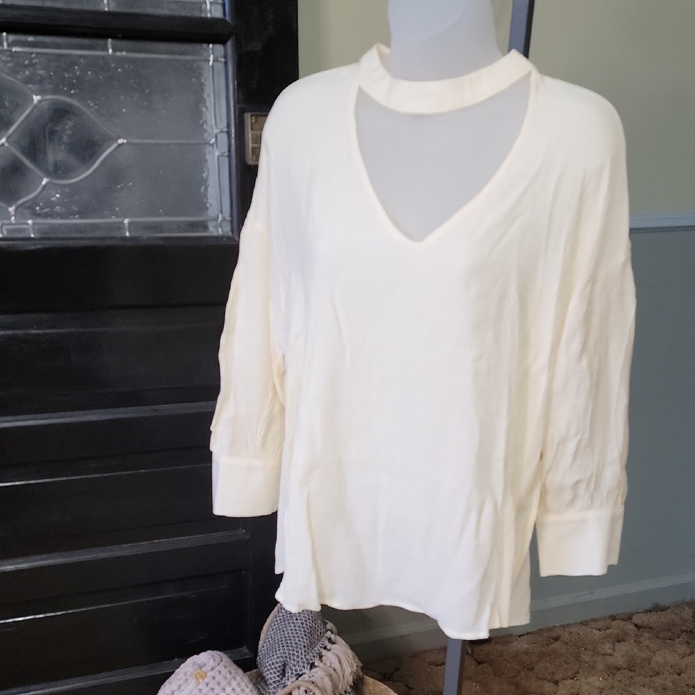 NWT DAVI & DANI Cream Choker Blouse Button Cuff Keyhole Back Woman Size L